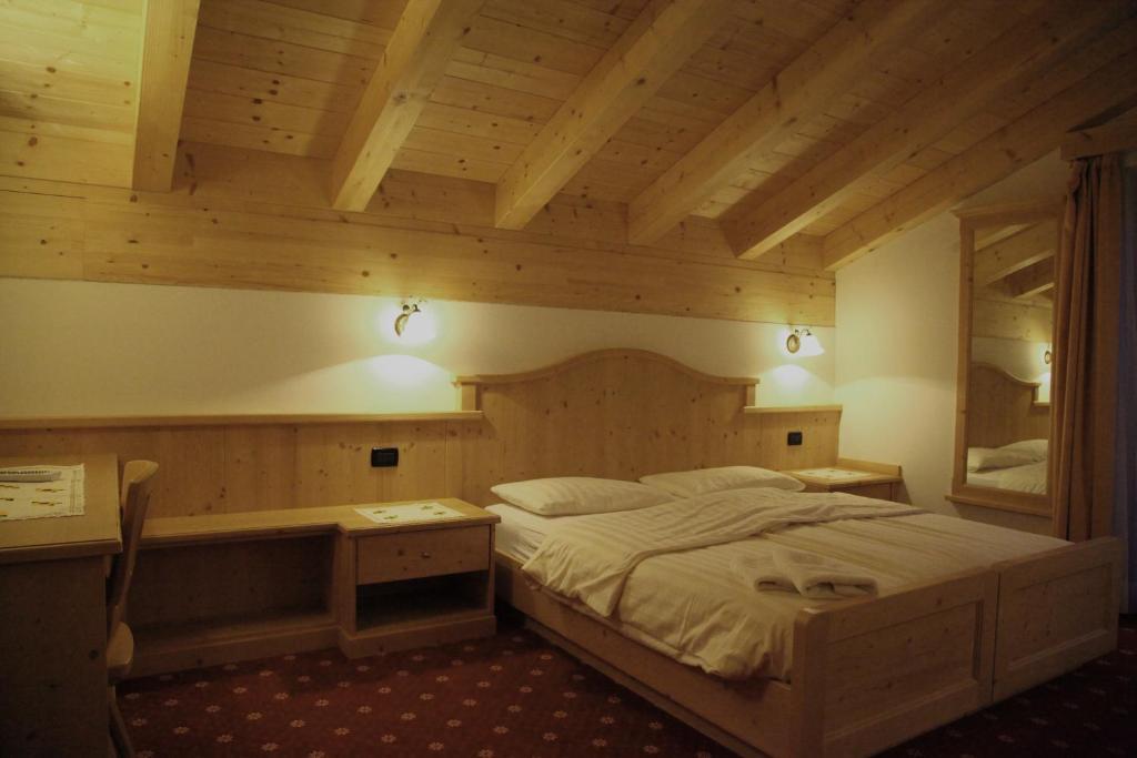 Hotel Garni Pra Fiori Campitello di Fassa Zimmer foto