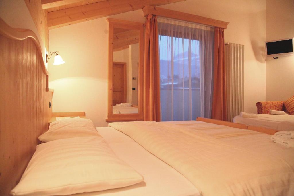 Hotel Garni Pra Fiori Campitello di Fassa Zimmer foto